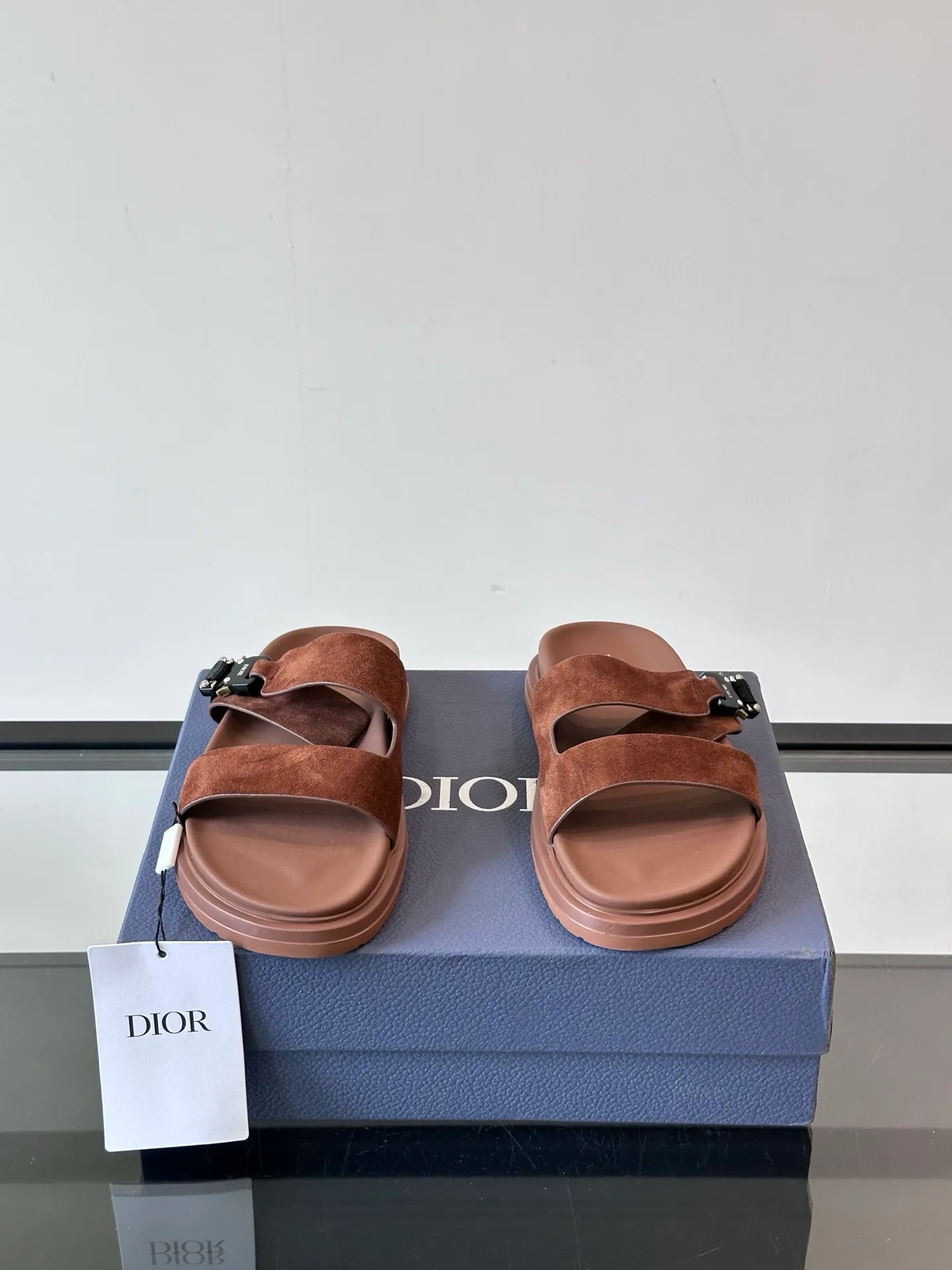 Factory price: 300💰Dior Aqua men's sandals and slippers. Showcasing Dior haute couture design. The Dior gray suede strap is accented with an aluminum Dior buckle for added style. Paired with a comfortable tonal notch sole, they pair easily with shorts or jeans for a sophisticated look. Main body: suede cow leather, technical fabric lining: cow leather, with adjustable straps, aluminum Dior buckle, Dior gray EVA insole, tonal notch rubber outsole splicing structure👌👌 size: 38-44 (45.46 customized)